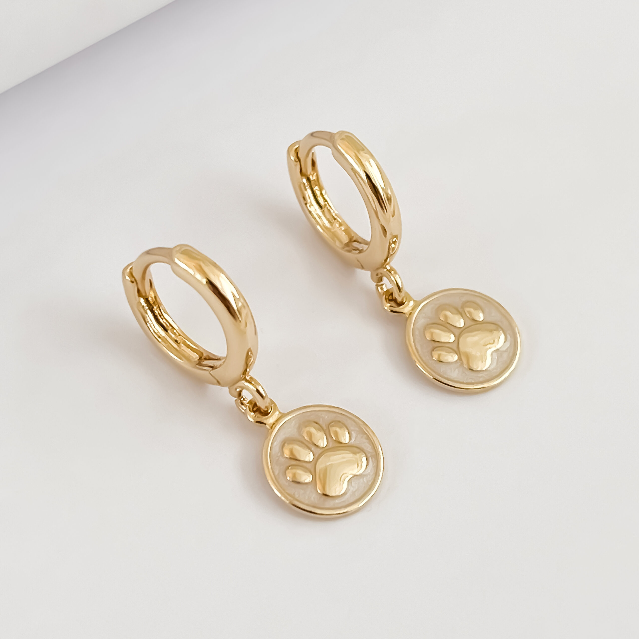 Brinco argolinha com medalha perolada e patinha banhado ouro