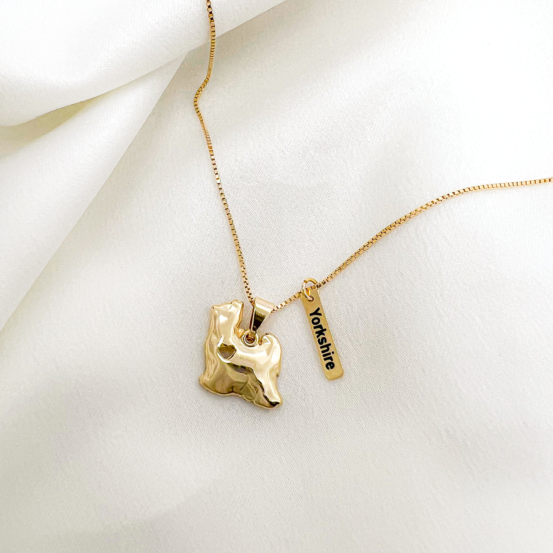 Colar Yorkshire com plaquinha folheado a ouro