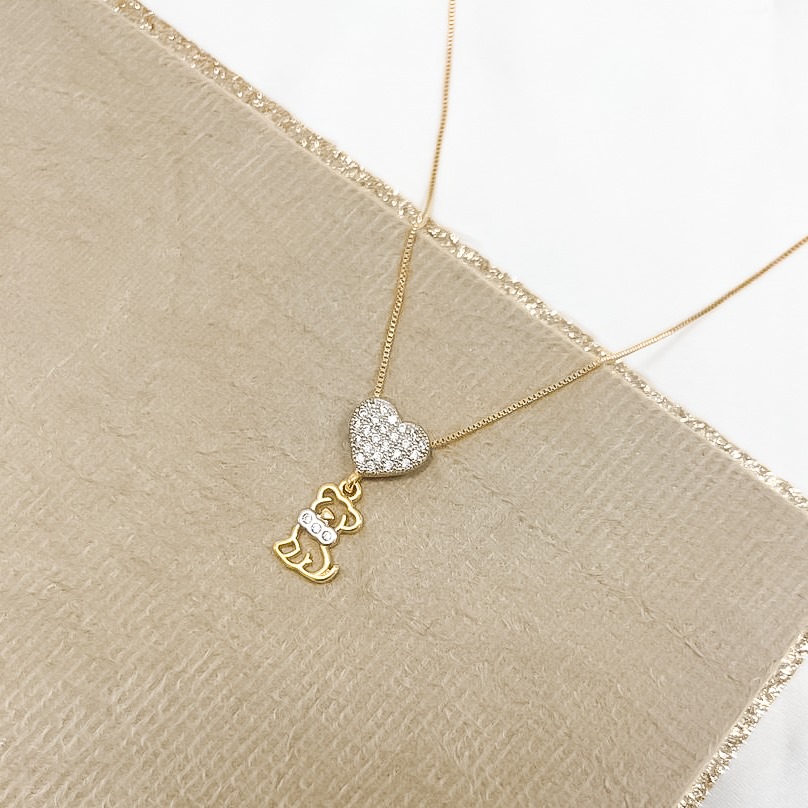 Colar coração cravejado com cachorro folheado a ouro