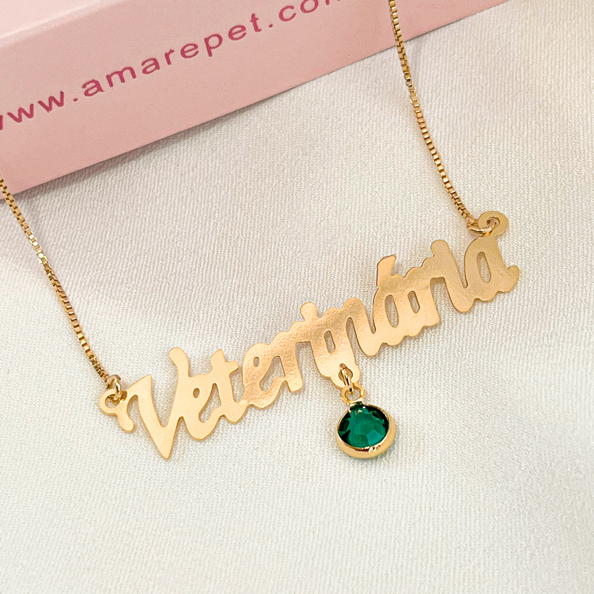 Colar escrito Veterinária com cristal verde folheado a ouro