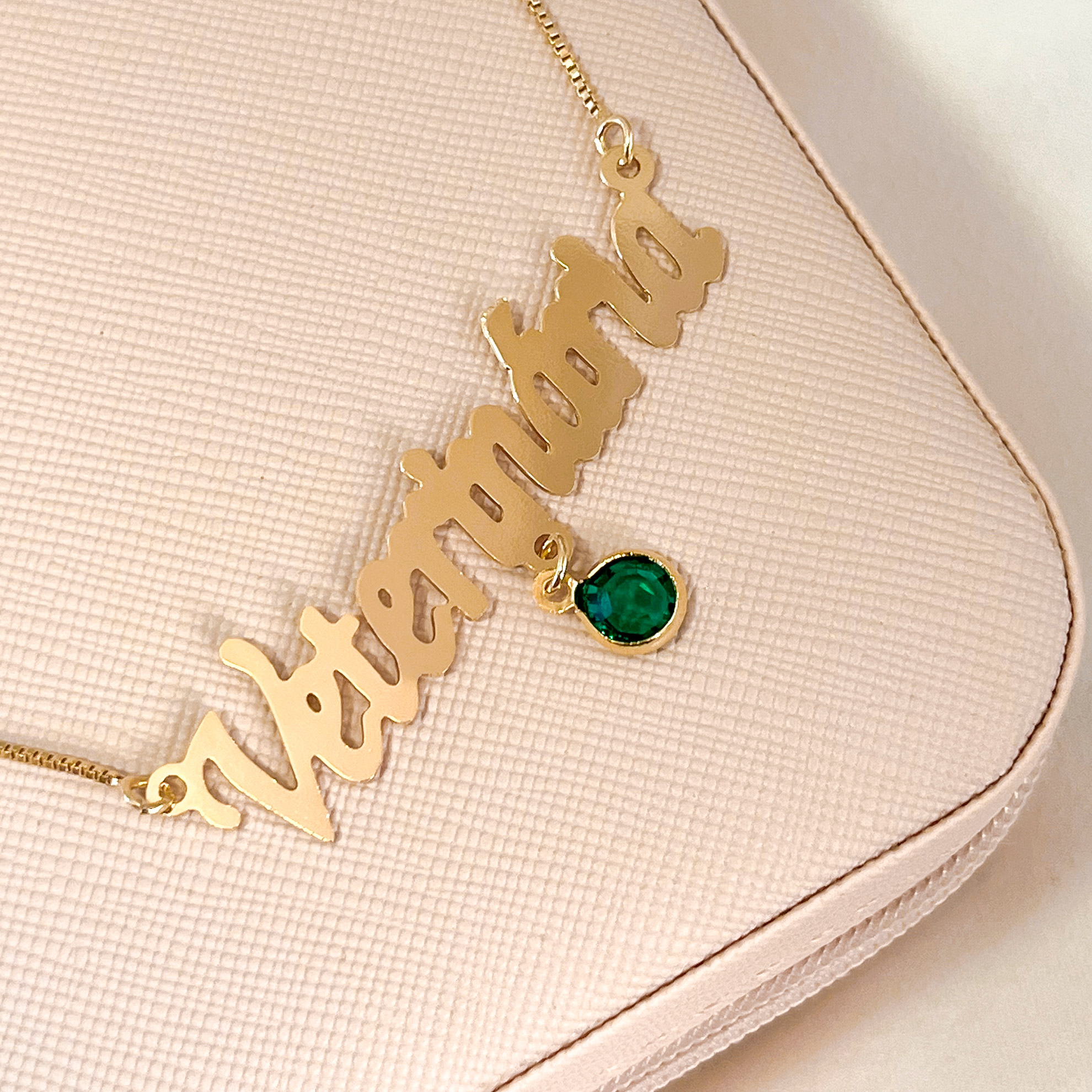 Colar escrito Veterinária com cristal verde folheado a ouro - Imagem 2