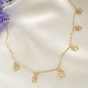 Colar gargantilha com patinhas vazadas folheado a ouro