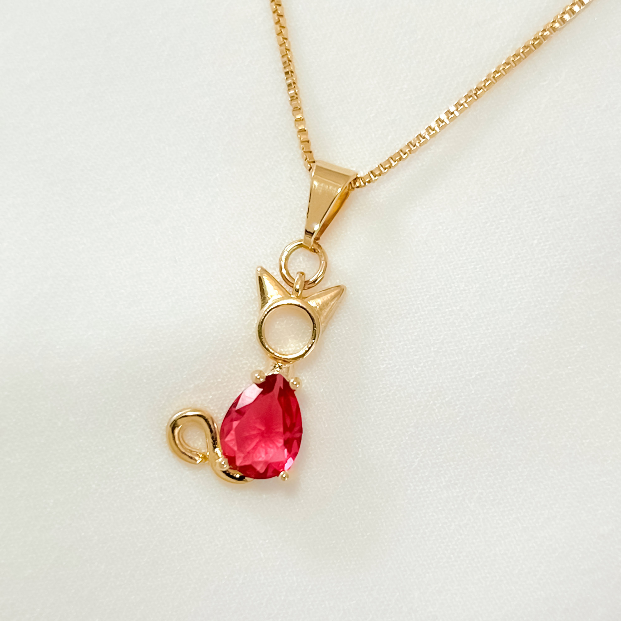 Colar gato de zircônia rubi folheado a ouro