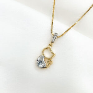 Colar com gatinho e mini coração cravejado folheado a ouro