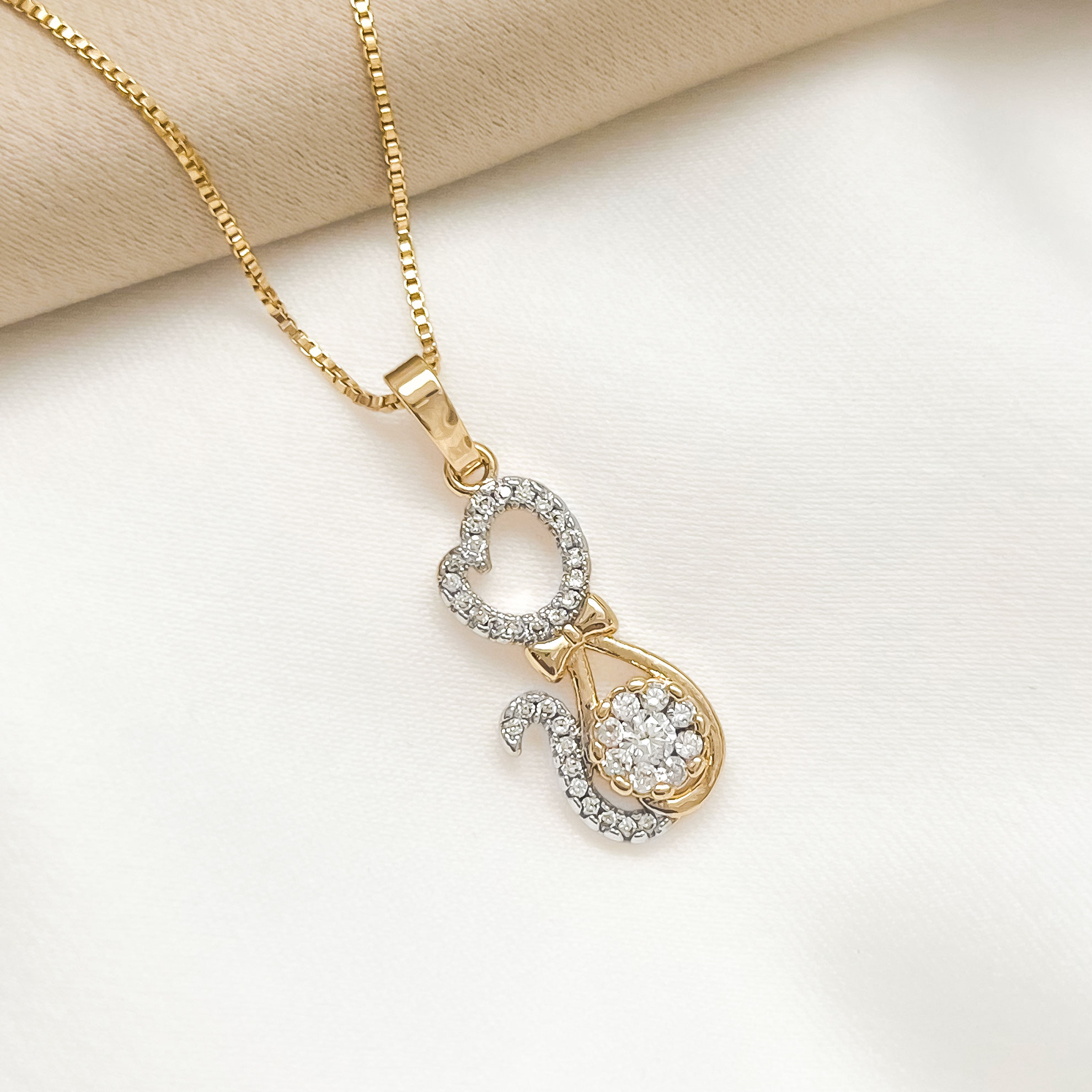 Colar gato cravejado folheado a ouro