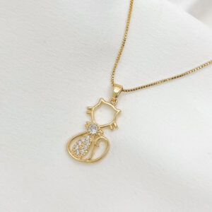 Colar gato cravejado com ponto de luz na gravata folheado a ouro